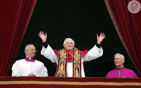 'Papa Emérito Bento XVI faleceu hoje às 9h34 no Mosteiro Mater Ecclesiae', indicou comunicado do Vaticano
