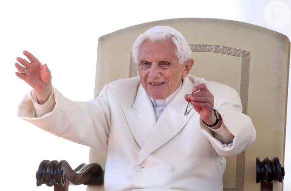 Papa Emérito Bento XVI moraca em mosteiro do Vaticano após abdicar do posto