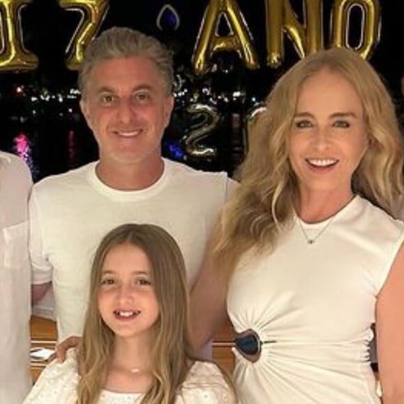 Angélica, Luciano Huck e os filhos, Joaquim, Benício e Eva apostaram em look cleans para foto de ano novo