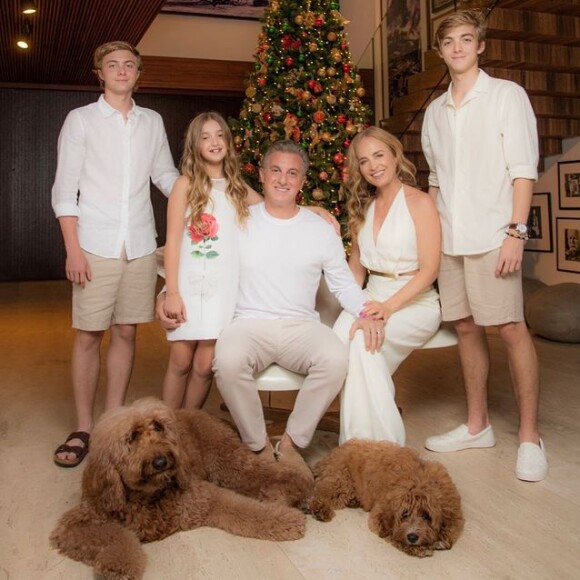 Angélica, Luciano Huck e os filhos, Joaquim, Benício e Eva já haviam usado look clean para foto de Natal