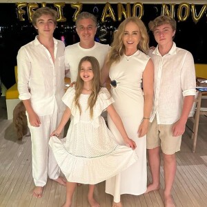 Luciano Huck enviou mensagem em foto com Angélica e os filhos, Joaquim, Benício e Eva: 'Que 2023 seja um ano lotado de saúde, temperado altas doses de amor, paz e realizações'