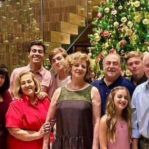 Filha de Luciano Huck e Angélica, Eva reforçou afeto com o avô na foto do Natal 2022