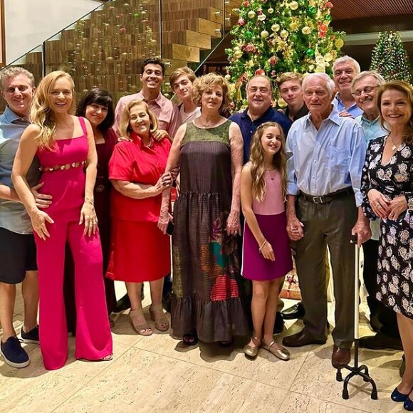 Filha de Luciano Huck e Angélica, Eva reforçou afeto com o avô na foto do Natal 2022