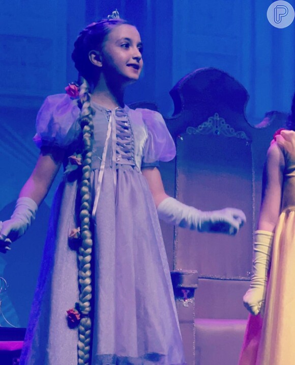 Filha de Angélica e Luciano Huck, Eva roubou a cena ao dar vida a Rapunzel em peça de teatro