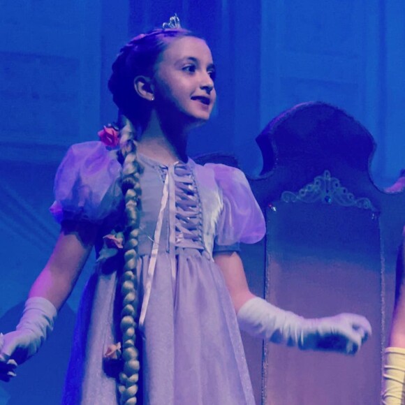 Filha de Angélica e Luciano Huck, Eva roubou a cena ao dar vida a Rapunzel em peça de teatro