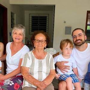 Viúvo de Paulo Gustavo, Thales Bretas posa com os filhos, Romeu e Gael, e com parte da família