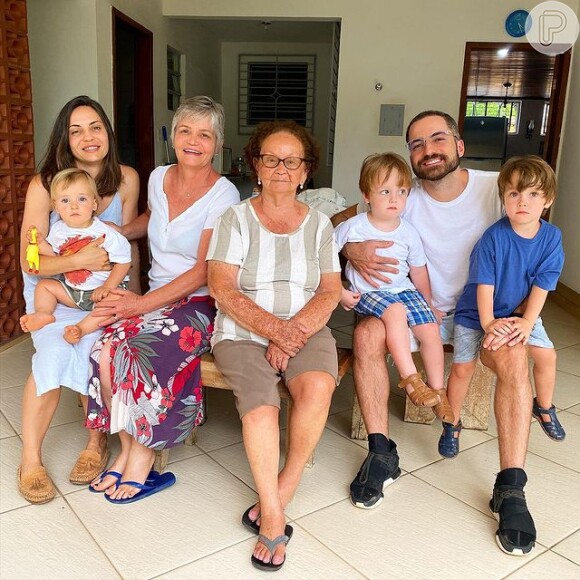 Viúvo de Paulo Gustavo, Thales Bretas posa com os filhos, Romeu e Gael, e com parte da família