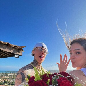 MC Daniel e Mel Maia oficializaram namoro com uma aliança e um buquê de flores