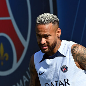Alguns internautas criticaram Neymar por ausência em velório de Pelé