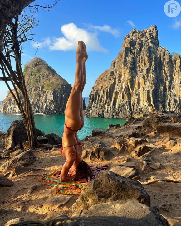 De biquíni, Grazi Massafera mostrou habilidade em exercícios de ioga