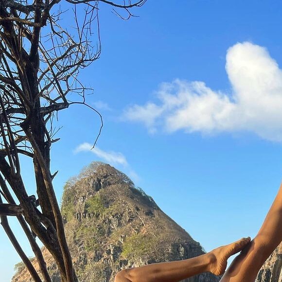 Grazi Massafera é adepta da ioga há quatro anos e exibiu toda a elasticidade em fotos de biquíni