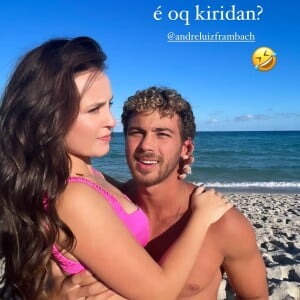 Larissa Manoela foi à praia com o noivo, André Luiz Frambach