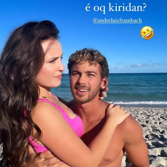 Larissa Manoela foi à praia com o noivo, André Luiz Frambach