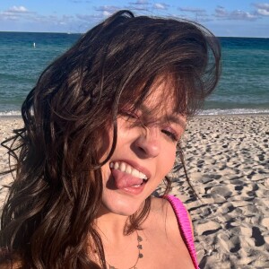 De biquíni, Larissa Manoela exibiu o dia de praia nos Estados Unidos