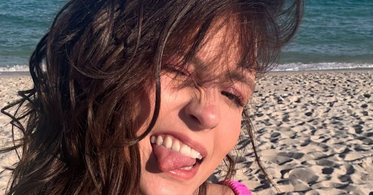 De biquíni, Larissa Manoela exibiu o dia de praia nos Estados Unidos