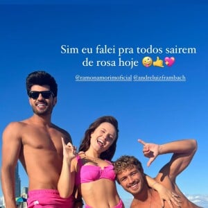 Larissa Manoela convocou o noivo e o amigo para irem à praia com trajes rosa