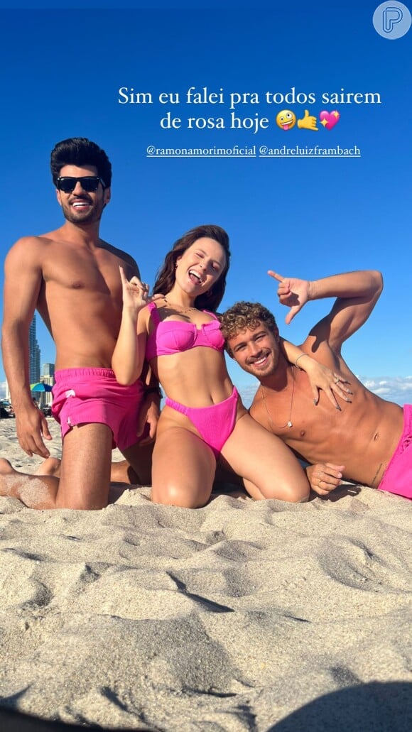 Larissa Manoela convocou o noivo e o amigo para irem à praia com trajes rosa