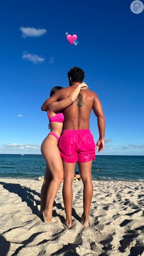 Larissa Manoela e André Luiz Frambach combinaram looks em dia de praia