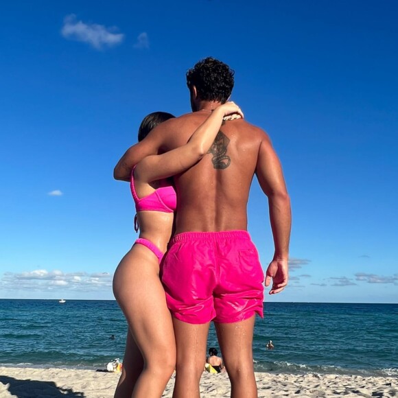 Larissa Manoela e André Luiz Frambach combinaram looks em dia de praia