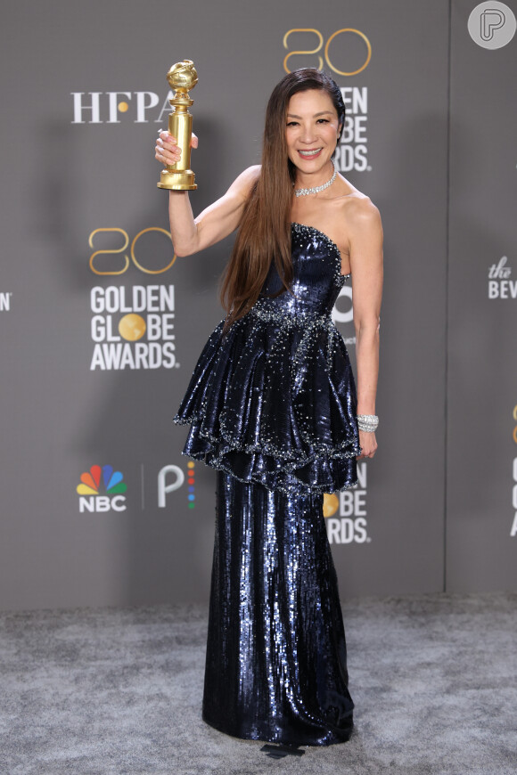 O vestido com saia peplum de Michelle Yeoh é Armani Privé: atriz levou Globo de Ouro 2023 pelo filme 'Tudo em todo lugar ao mesmo tempo'