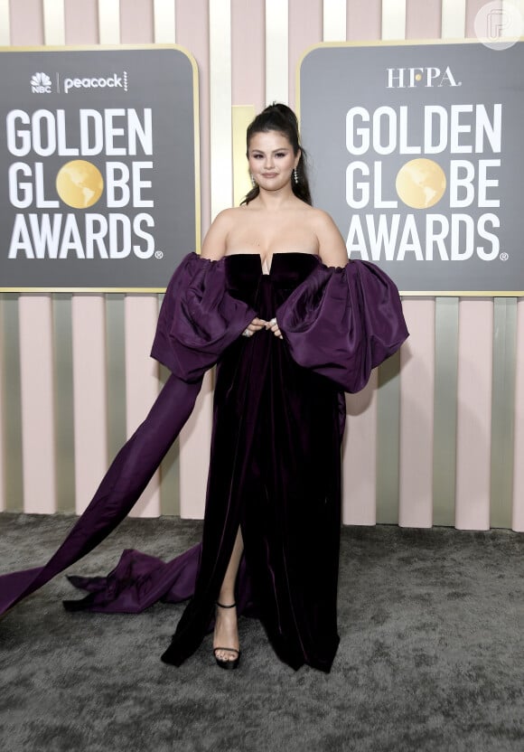 O vestido com mangas bufantes de Selena Gomez no Globo de Ouro 2023 é Valentino