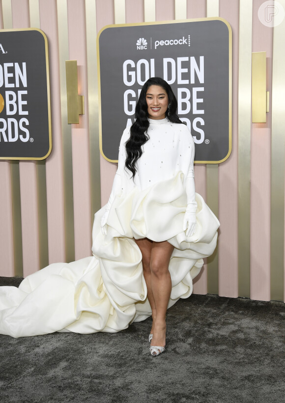 Look branco com luvas acopladas foi aposta de Chloe Flower no Globo de Ouro 2023