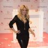 Shakira posa para foto no lançamento de seu perfume, em Paris, na França