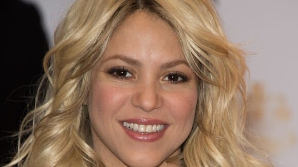 Shakira escolhe look todo preto para lançar seu perfume na França