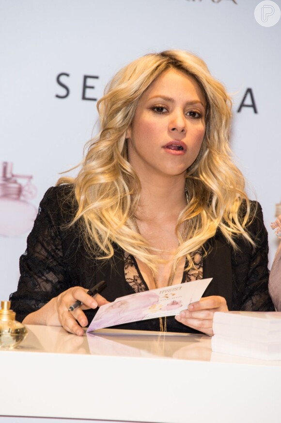 Shakira distribui autógrafos no lançamento de seu perfume