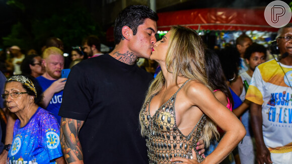 Gabi Martins e o namorado, Lincoln Lau, trocaram beijos no ensaio de rua da Vila Isabel para o Carnaval 2023 em 11 de janeiro de 2023