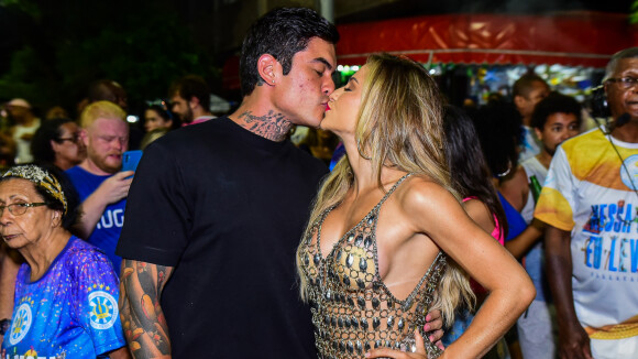 Gabi Martins aposta em vestido com transparência e beija namorado, gamer, em ensaio do Carnaval 2023