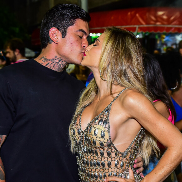 Gabi Martins e o namorado, Lincoln Lau, trocaram beijos no ensaio de rua da Vila Isabel para o Carnaval 2023 em 11 de janeiro de 2023