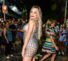 Gabi Martins apostou em um vestido curto com transparência para ensaio de rua da Vila Isabel