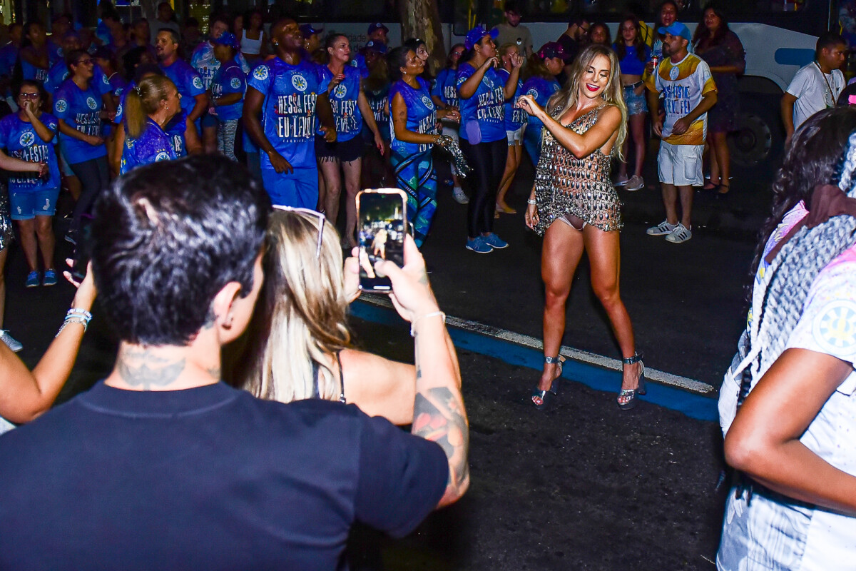 Foto: Gabi Martins foi prestigiada de perto pelo namorado, Lincoln Lau, ao  ensaiar na rua para o carnaval 2023 - Purepeople