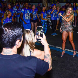 Gabi Martins foi prestigiada de perto pelo namorado, Lincoln Lau, ao ensaiar na rua para o carnaval 2023