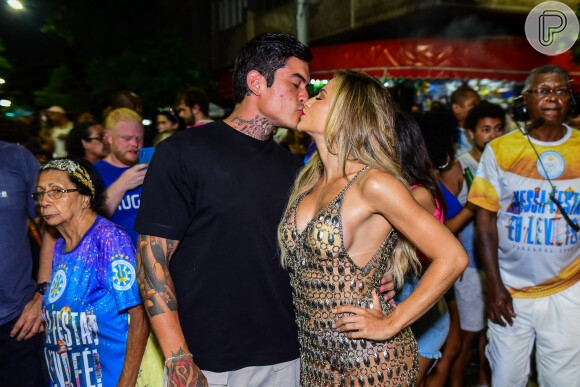 Gabi Martins e o namorado, Lincoln Lau, trocaram muitos beijos em rua do Rio de Janeiro