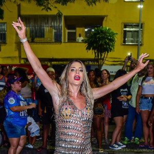 Gabi Martins arrasou com vestido curto transparente metalizado para ensaio de rua do carnaval 2023