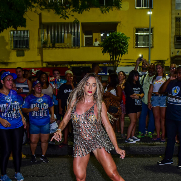 Gabi Martins mostrou estar com muito samba no pé em ensaio para o carnaval 2023