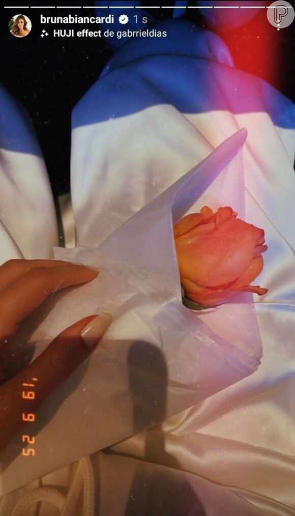 Bruna Biancardi mostrou a rosa dada por Neymar em seu Instagram