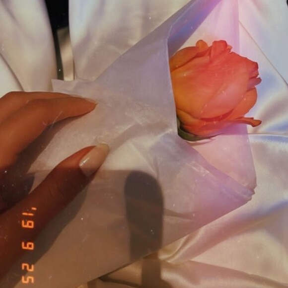 Bruna Biancardi mostrou a rosa dada por Neymar em seu Instagram
