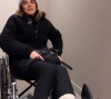 Luciana Gimenez contou que a cadeira de rodas é pequena para ela, que mede 1,81m