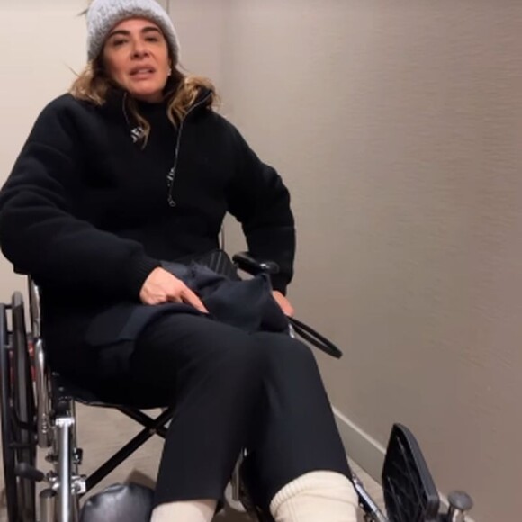 Luciana Gimenez contou que a cadeira de rodas é pequena para ela, que mede 1,81m