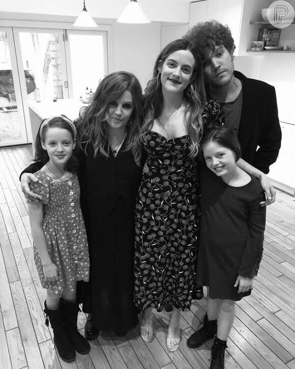 Lisa Marie Presley em foto com os quatro filhos: Benjamin, Riley e as gêmeas Finley e Harper