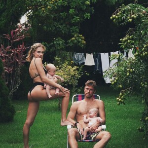 Isabella Scherer posou com o namorado segurando os filhos gêmeos