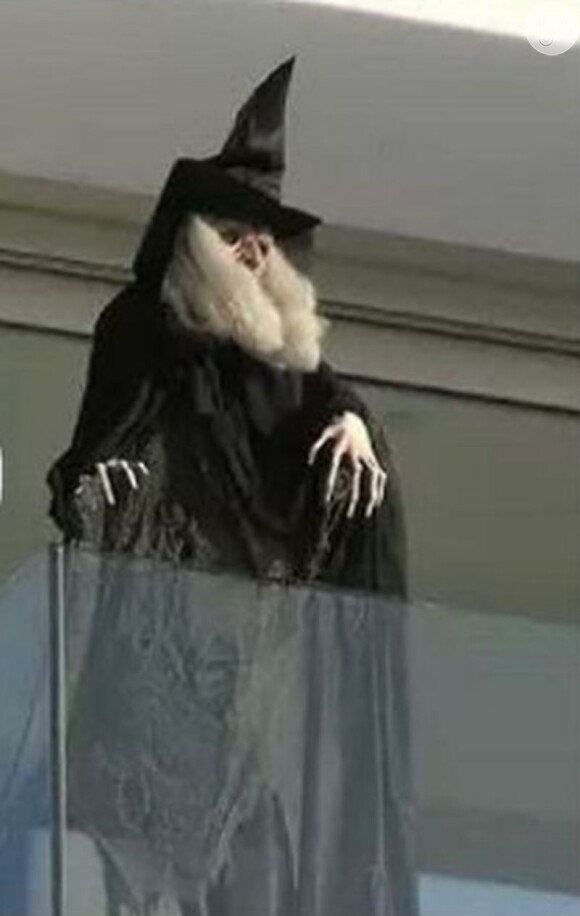Shakira colocou uma boneca de bruxa na varanda, em direção à casa dos pais de Gerard Piqué