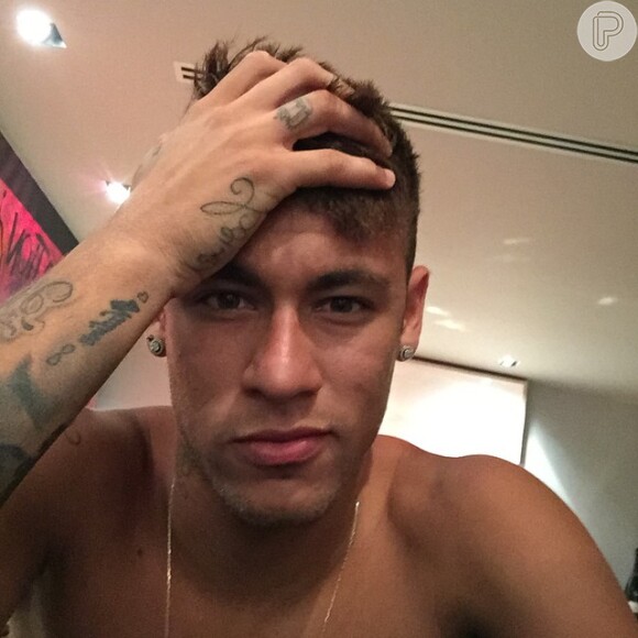 Neymar nega estar namorando. 'Se todas essas namoradas que estão colocando para mim fossem verdade, teria de morar em um dos países onde se pode ter dez mulheres', postou om jogador no Twitter