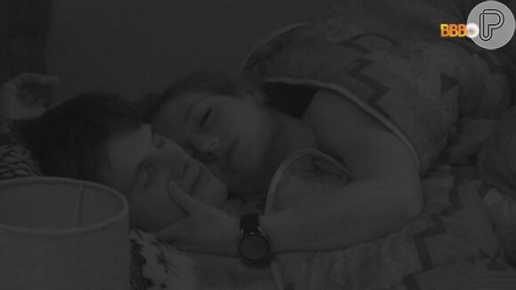 BBB 23: Em clima de romance, Gabriel e Bruna Griphao finalizaram a noite dormindo de conchinha