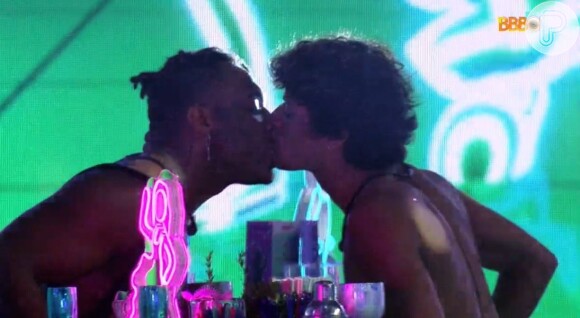 BBB 23: Fred Nicácio e Gabriel Santana trocaram beijos longe dos participantes