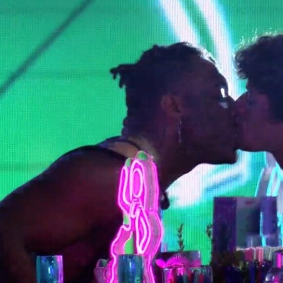 BBB 23: Fred Nicácio e Gabriel Santana trocaram beijos longe dos participantes
