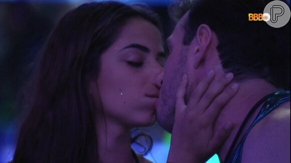 BBB 23: Key Alves e Gustavo protagonizaram o primeiro beijão da edição durante a festa
